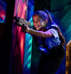 laser game youfun perpignan fille sourire