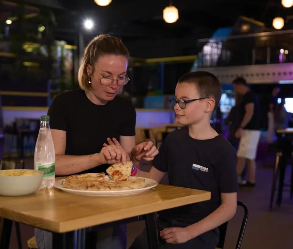 famille mange une pizza