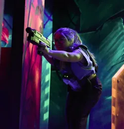 Femme jouant une partie de laser game