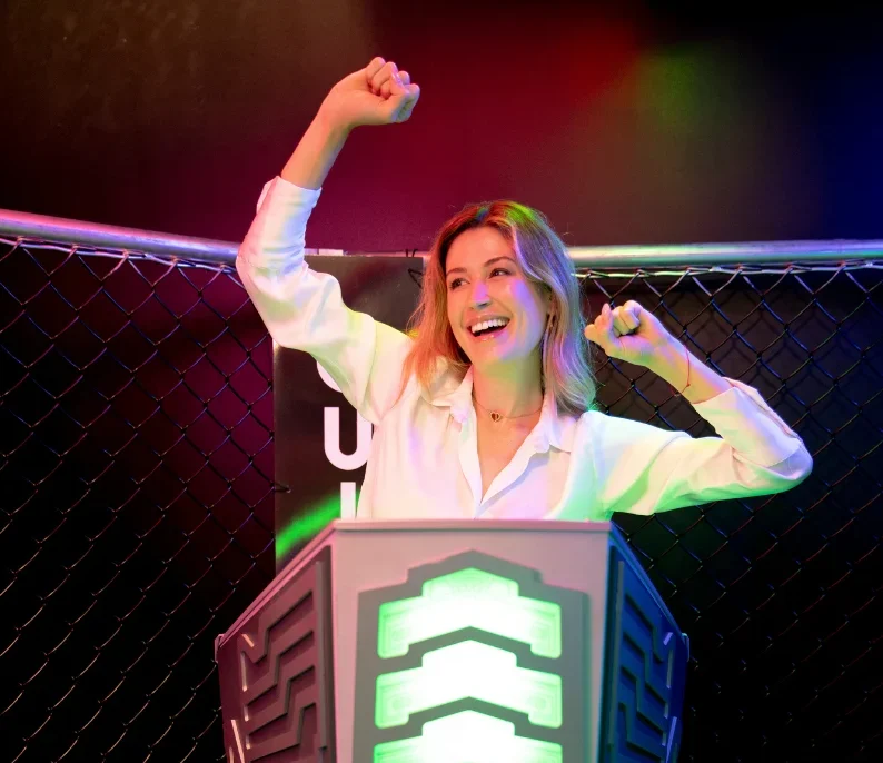 Joueuse célébrant sa victoire lors d’un Quiz dynamique chez You Fun