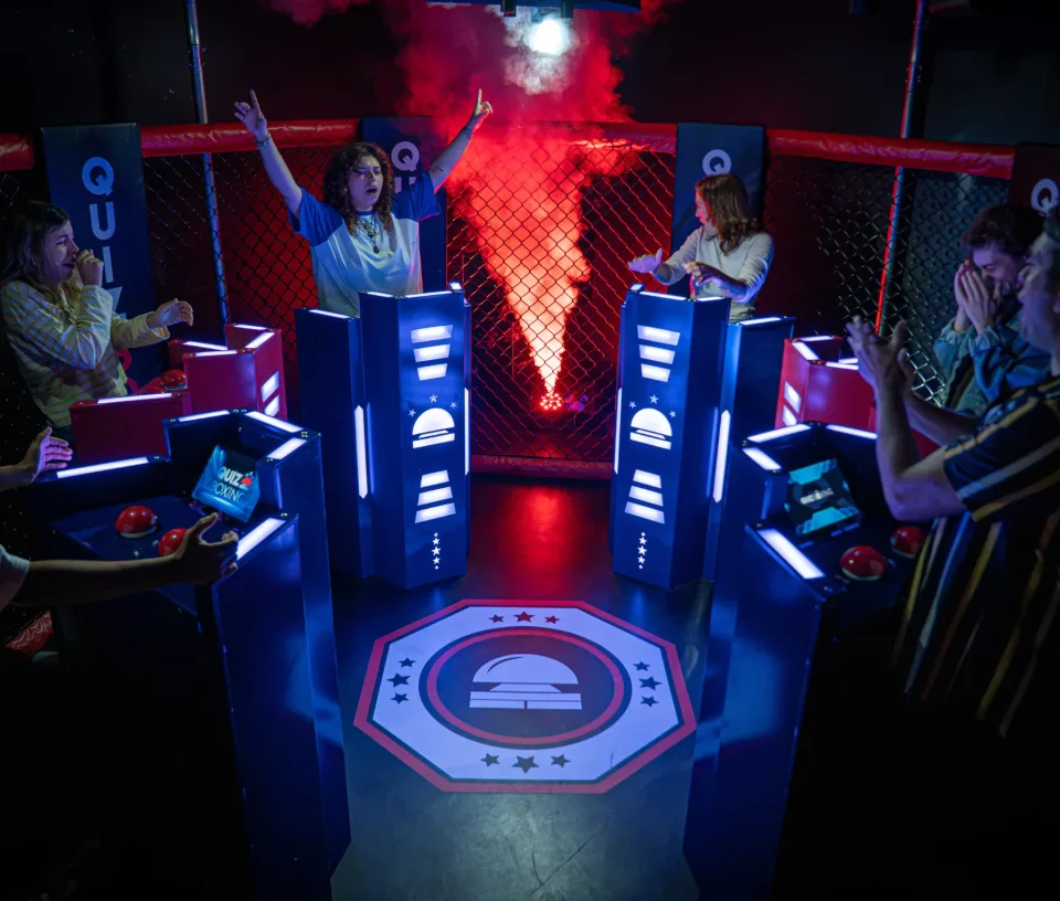 Groupe de joueurs participant à une partie dans une Quiz Room You Fun