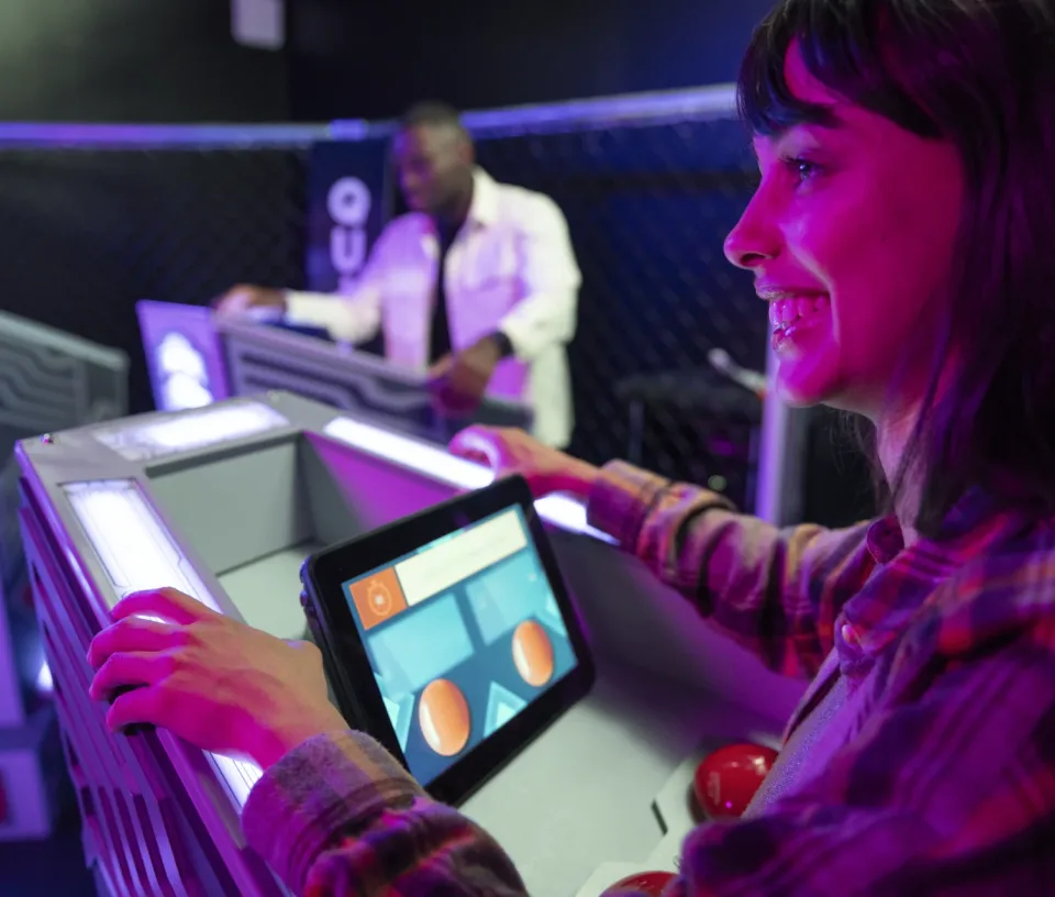 Groupe d’amis s’affrontant autour des buzzers dans une salle de Quiz Boxing You Fun