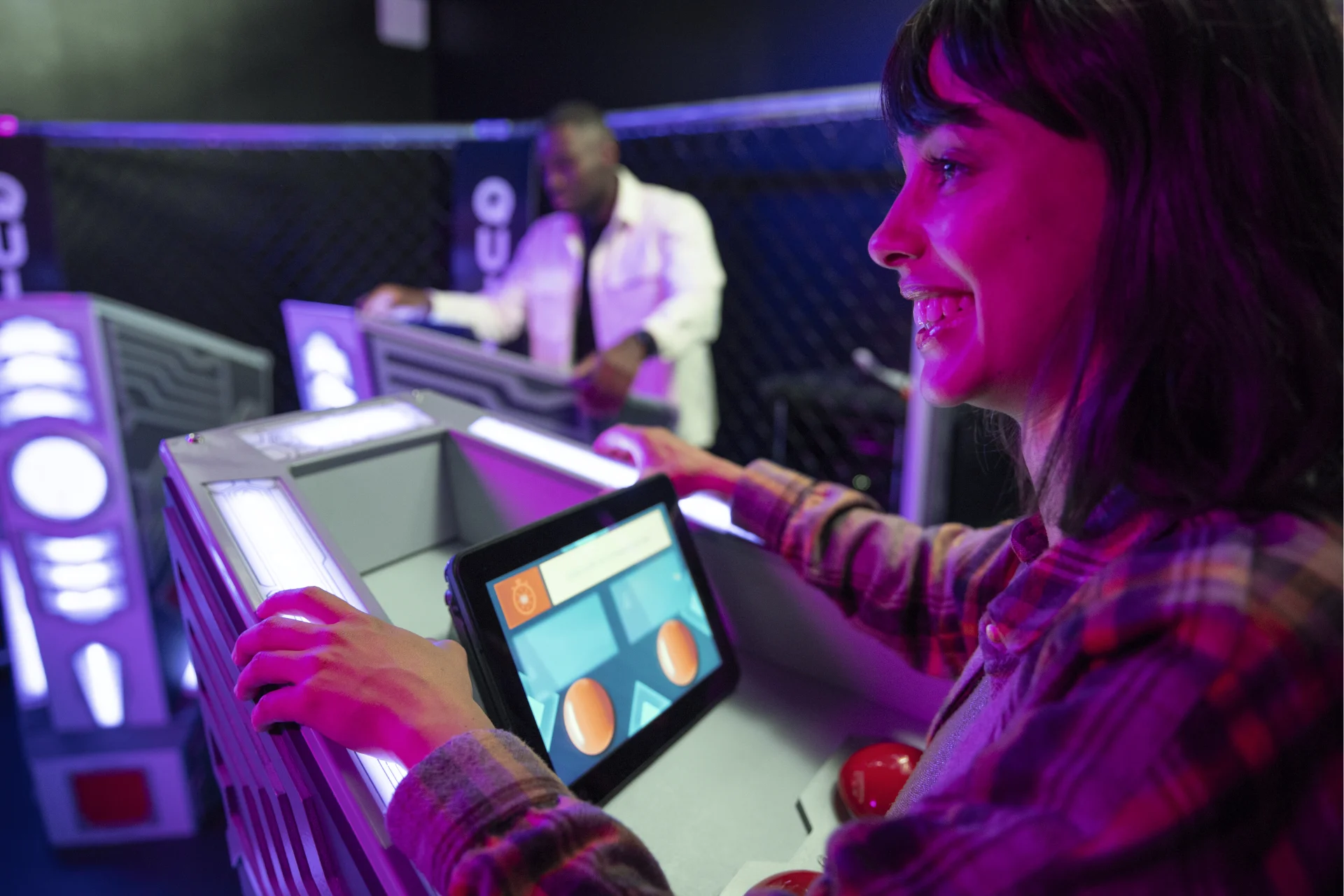 Groupe d’amis s’affrontant autour des buzzers dans une salle de Quiz Boxing You Fun