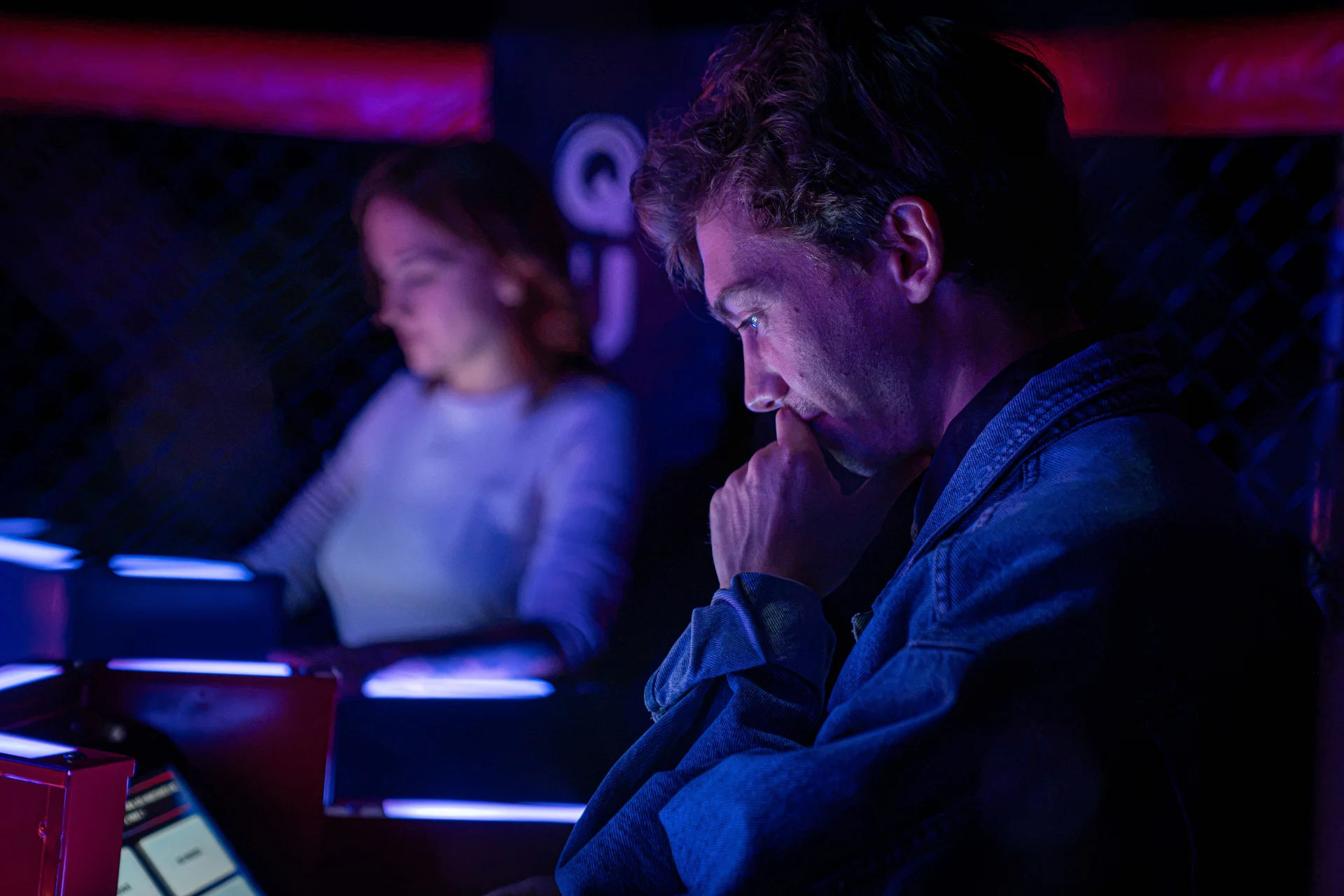 Groupe participant à un jeu de Quiz Boxing dans une salle immersive et lumineuse
